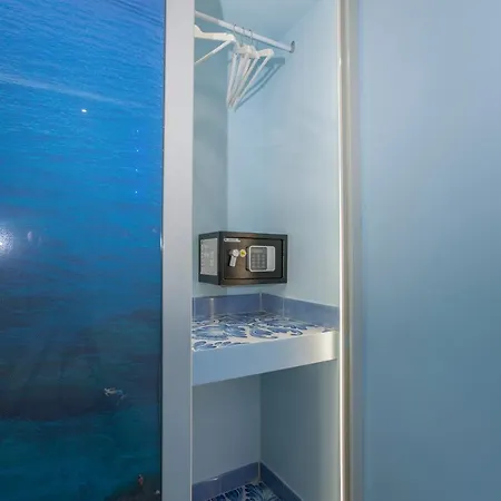 Golfo Delle Sirene לינה וארוחת בוקר 4*